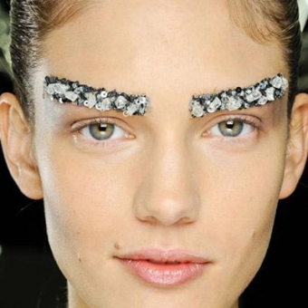 美甲水钻贴脸上 钻石眉成为新流行