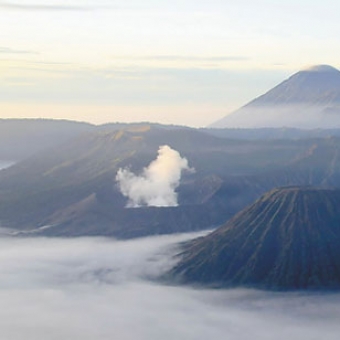 探险印尼火山群 月球地貌世界尽头