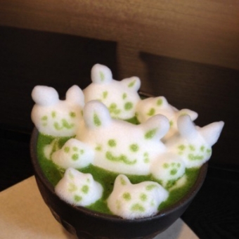 日本甜品店制作3D抹茶咖啡拉花