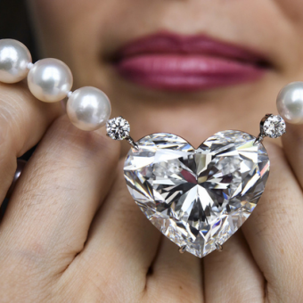 <b>世界最大92克拉心形钻石拍卖逾1亿元 破世界纪录</b>