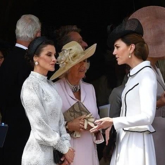 46岁西班牙王后换黑色腰带再穿印花裙！扑面而来的高贵美得独特