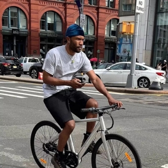 当一众Icon深陷环保风波，Frank Ocean正骑着他的自行车穿梭在街头......