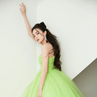 娜扎嫩绿蓬蓬裙 优雅亮相