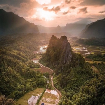 火车直达的慢节奏小国 户外背包客天堂风景不输清迈