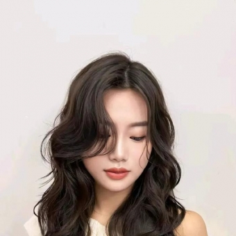 别再乱烫！这几款卷发，让你自带高光滤镜